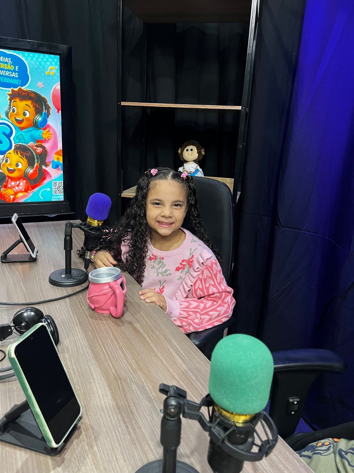 Natalie no microfone do podcast, foto original
